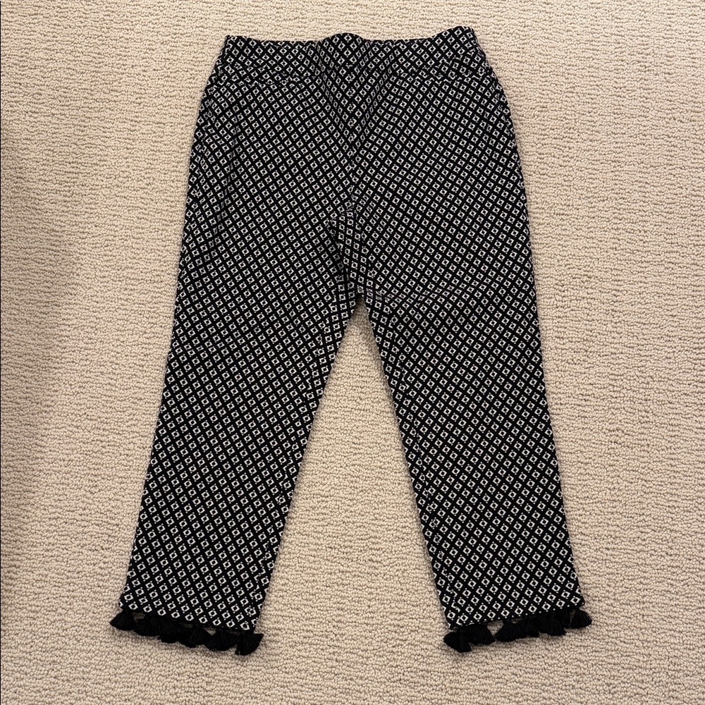 Chicos NWOT Size 8 Black White Pattern with Tassel Detail Stretchy Dress pants
